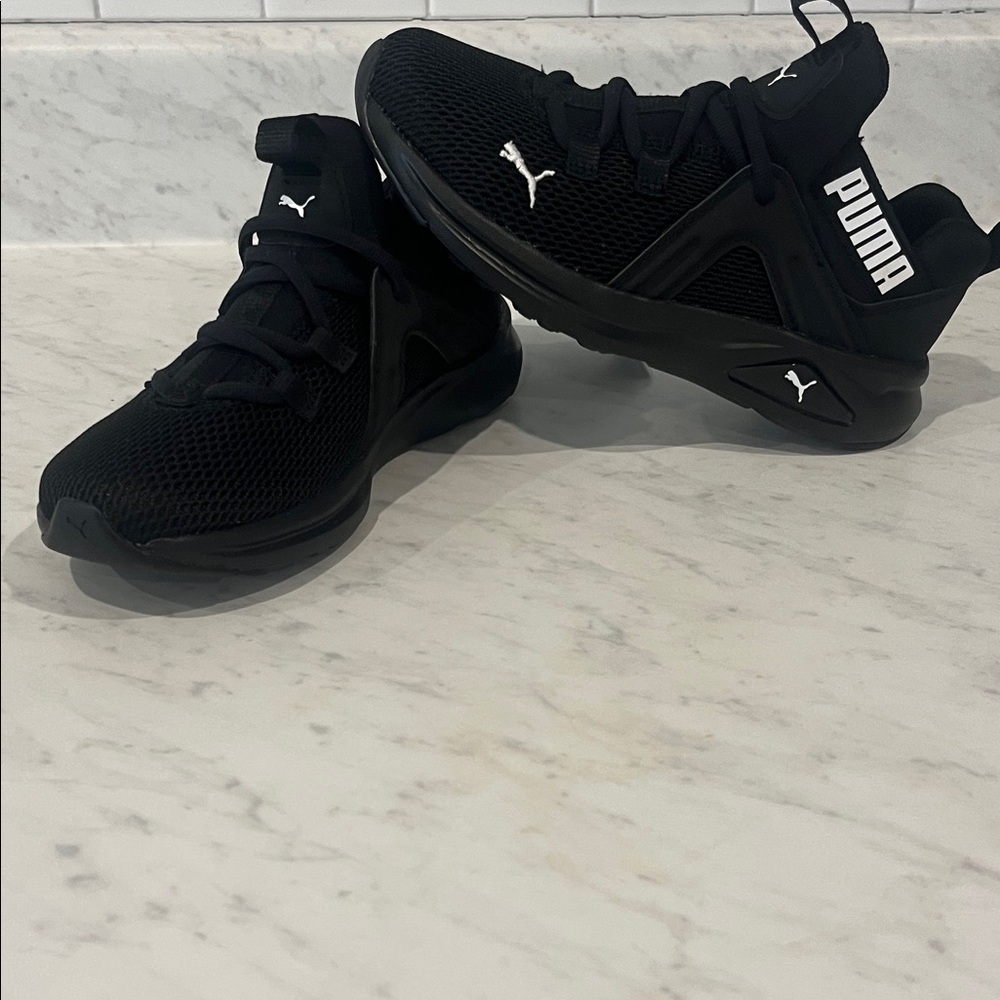 Puma Boys Black Mesh Athletic Shoes size 2